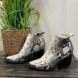 Arider Girl Ivory & Black Snakeskin Animal Print Ankle Booties Shoes 6